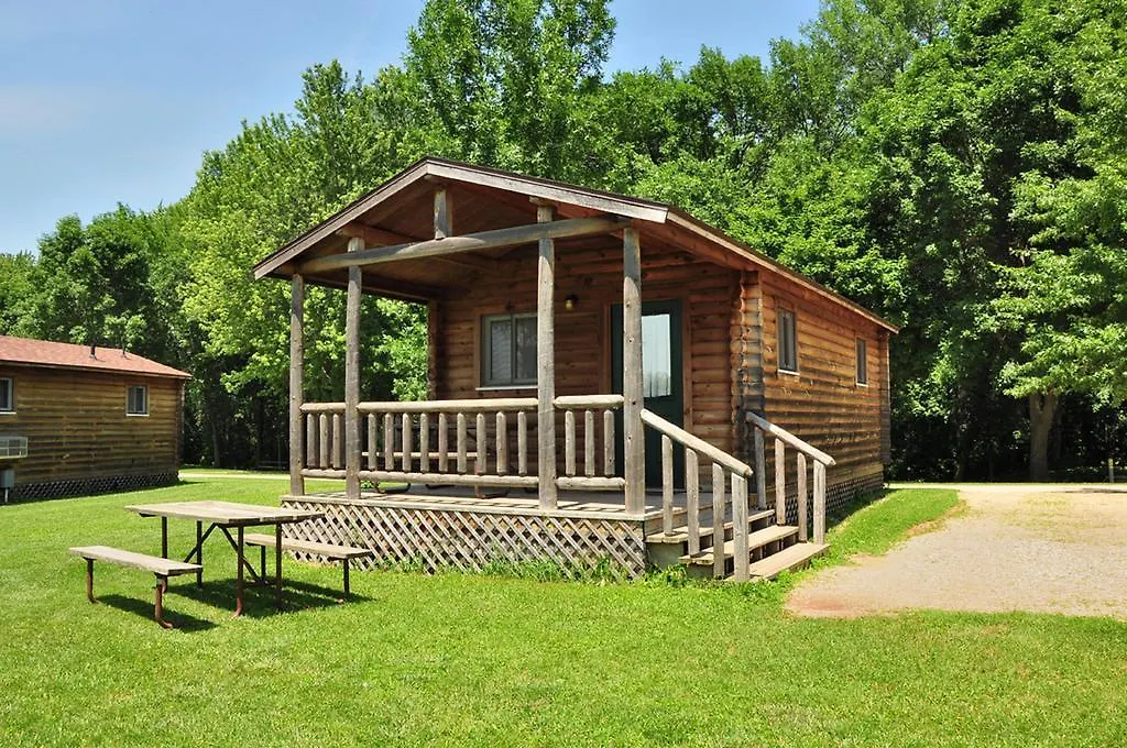 Fremont Jellystone Park Cottage 32-1